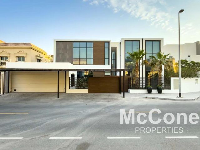 Modern Villa | Gym and Pool | Closed Kitchen