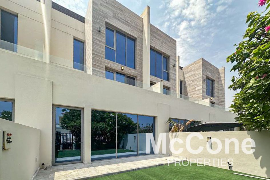 Beautiful Townhouse | + Maid | Vacant Now