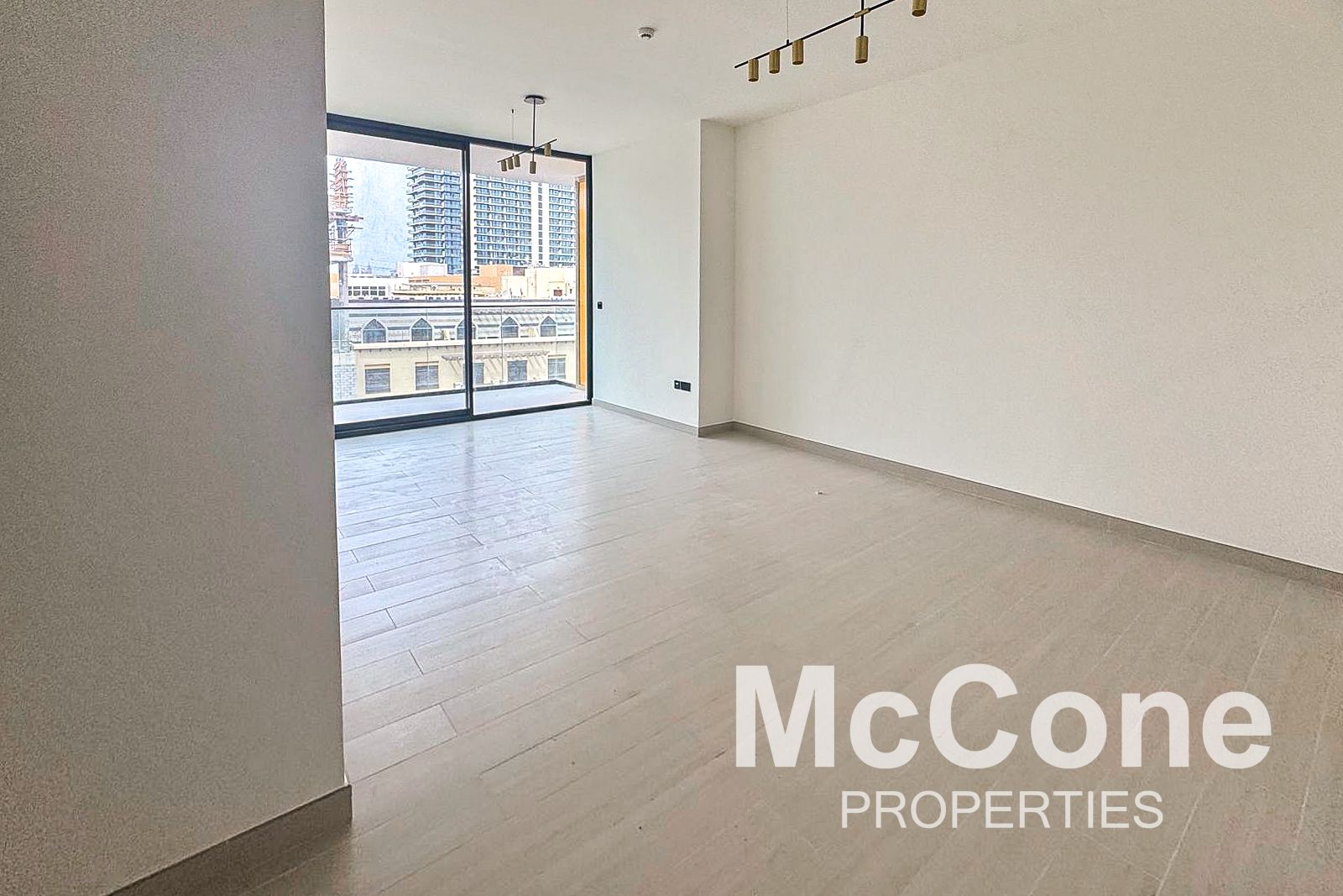 Spacious | Closed Kitchen | Vacant