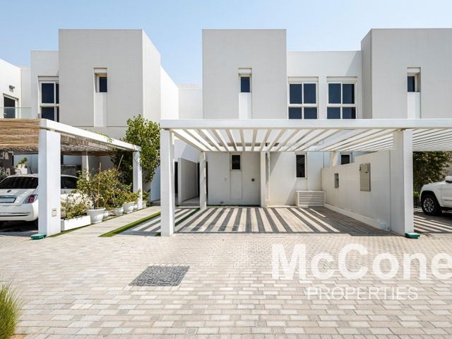 Modern | Bright | Pool and Park Facing