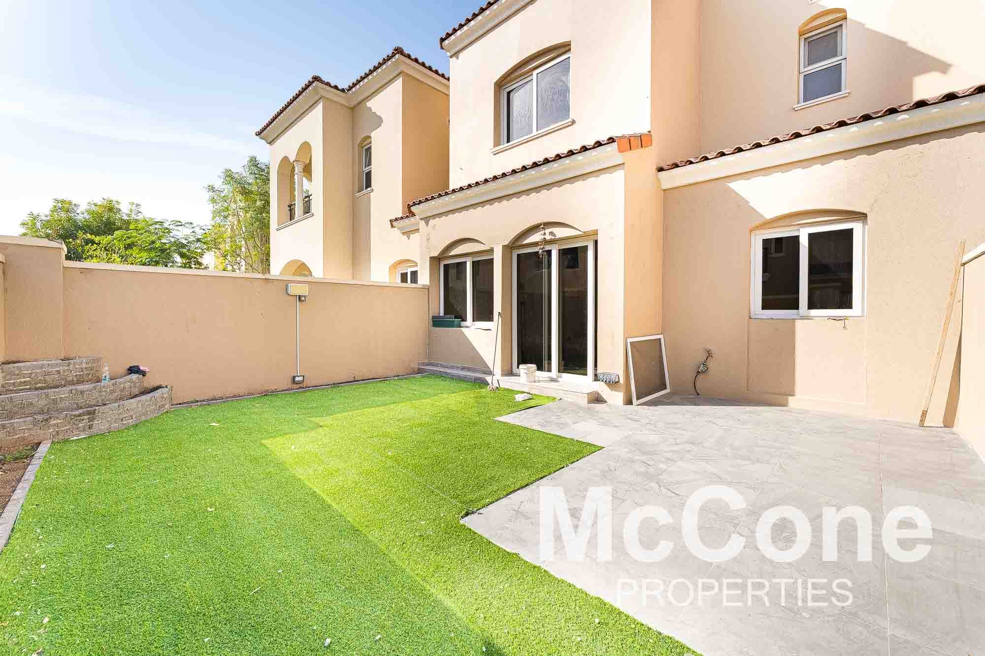 Tennis Court Facing | End Unit | Single Row