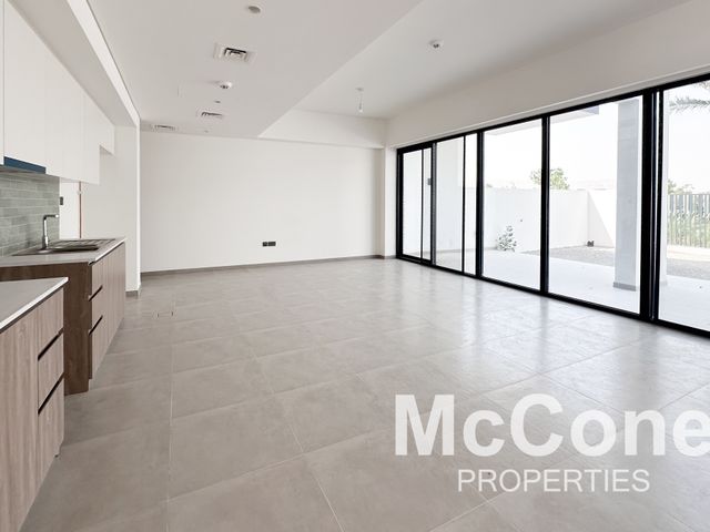 Single Row | Center Kitchen | Vacant