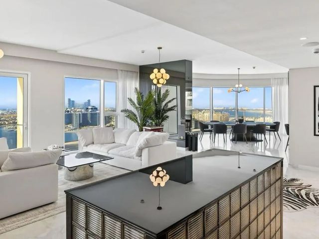 ONE OF A KIND PENTHOUSE IN DUBAI HARBOUR WITH PALM VIEW
