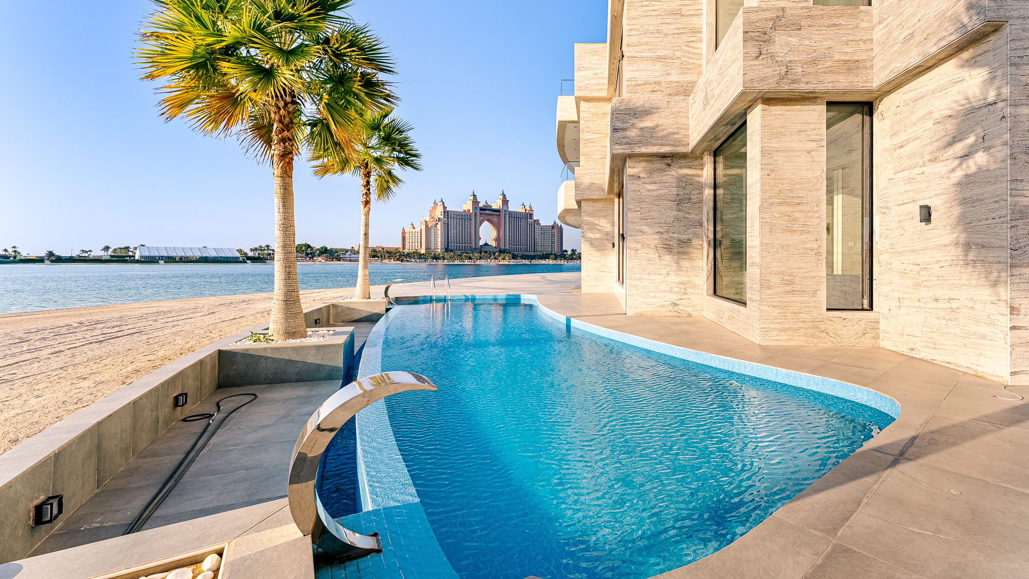 PREMIUM VILLA IN PALM JUMEIRAH WITH PANORAMIC SEA VIEWS