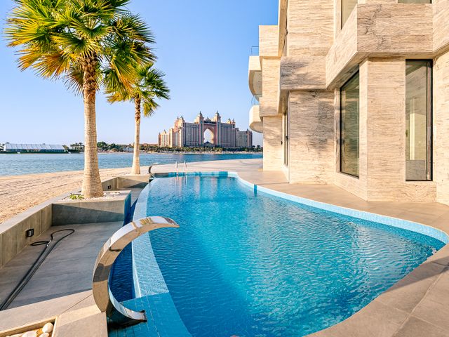 PREMIUM VILLA IN PALM JUMEIRAH WITH PANORAMIC SEA VIEWS