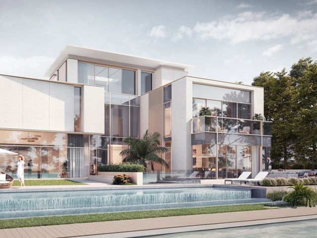 LARGE PLOT VILLA WITH EASY ACCESS TO CLUB HOUSE