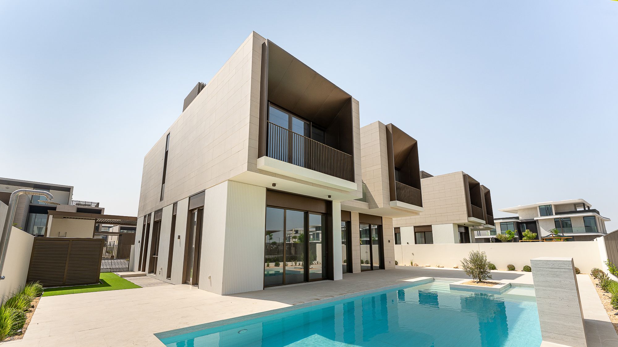 ELEGANT 5 BEDROOM VILLA WITH HIGH-END FINISHES