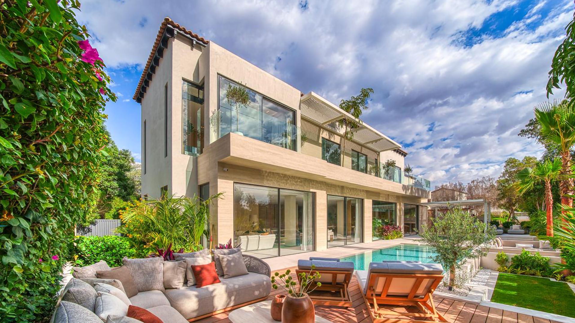 EXCLUSIVE PRESTIGE MANSION WITH EARTH COURSE VIEW