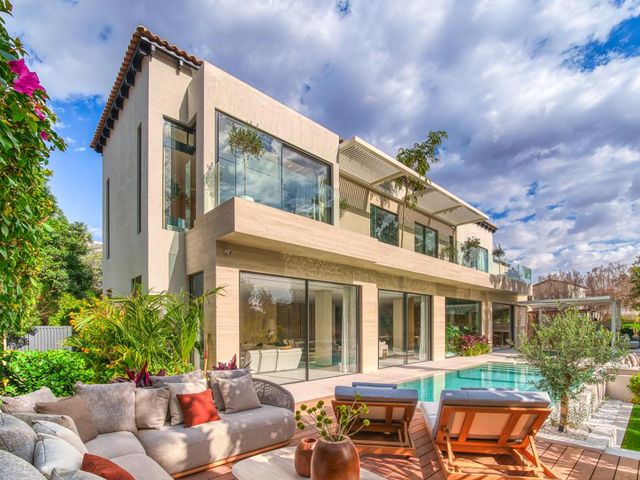 EXCLUSIVE PRESTIGE MANSION WITH EARTH COURSE VIEW