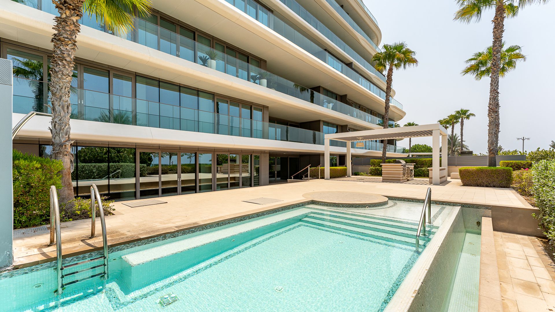 LUXURIOUS MANSION IN PALM JUMEIRAH WITH SEA VIEW